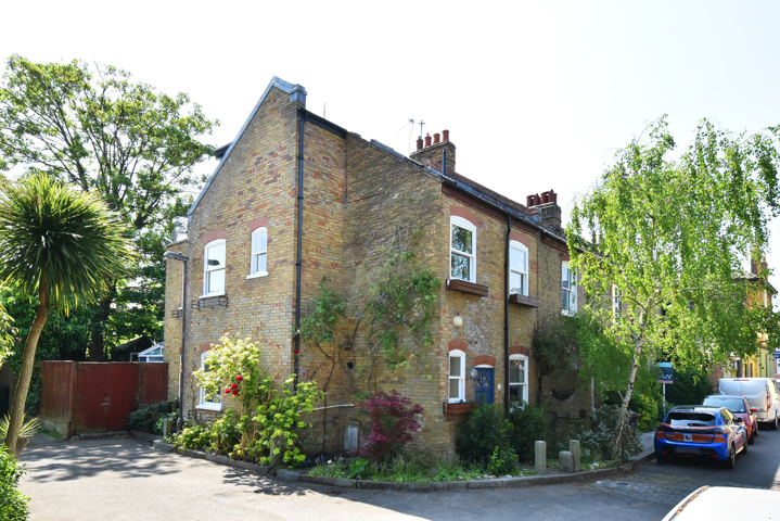 Plough Lane , SE22